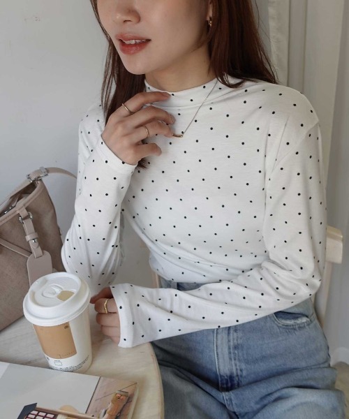 CORNERS(コーナーズ)の「ドット柄プチハイネックトップス(Tシャツ/カットソー・レディース・ブラウン/グレー/チャコールグレー/ホワイト・M)」の1枚目の写真