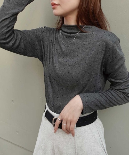 CORNERS(コーナーズ)の「ドット柄プチハイネックトップス(Tシャツ/カットソー・レディース・ブラウン/グレー/チャコールグレー/ホワイト・M)」の2枚目の写真