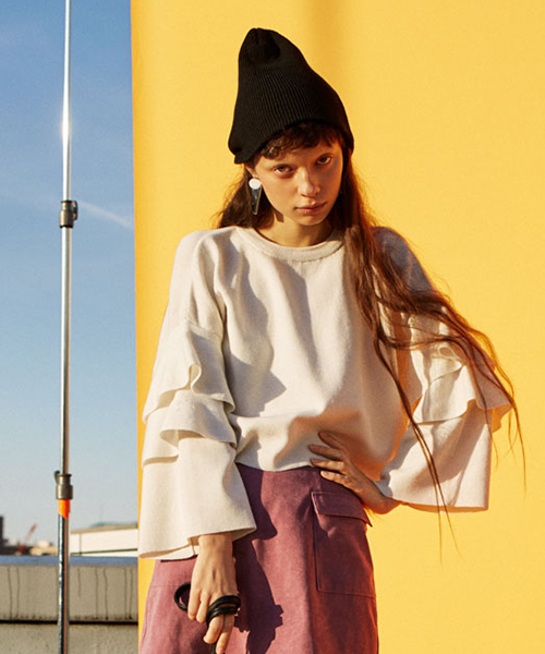 MURUA（ムルーア）の「スリーブラッフルニット（ニット/セーター・レディース・アイボリー/ブラック/ライトブルー・FREE）」の2枚目の写真