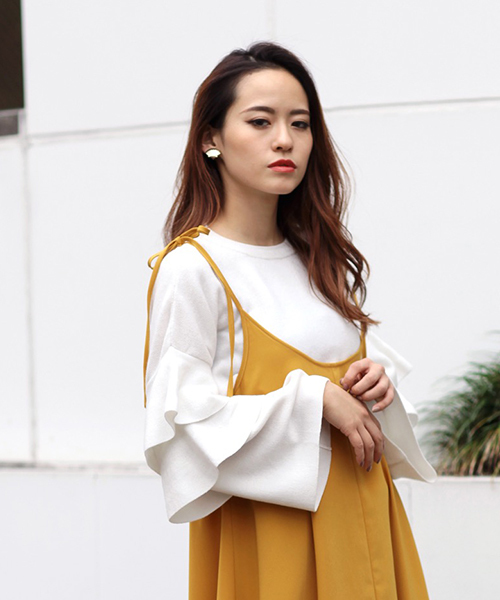 MURUA（ムルーア）の「スリーブラッフルニット（ニット/セーター・レディース・アイボリー/ブラック/ライトブルー・FREE）」の5枚目の写真