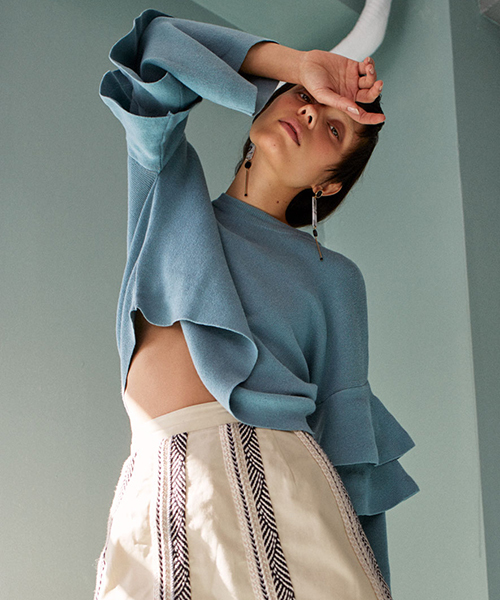 MURUA（ムルーア）の「スリーブラッフルニット（ニット/セーター・レディース・アイボリー/ブラック/ライトブルー・FREE）」の9枚目の写真