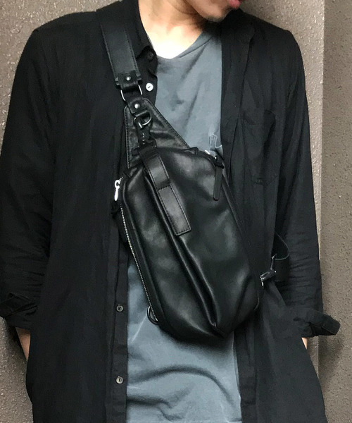 DECADE(ディケイド)の「グリッドカウレザー・ショルダーボディバッグDECADE(No-01087) Grid Cow Leather Shoulder Body Bag(ボディバッグ/ウエストポーチ)」|ブラック