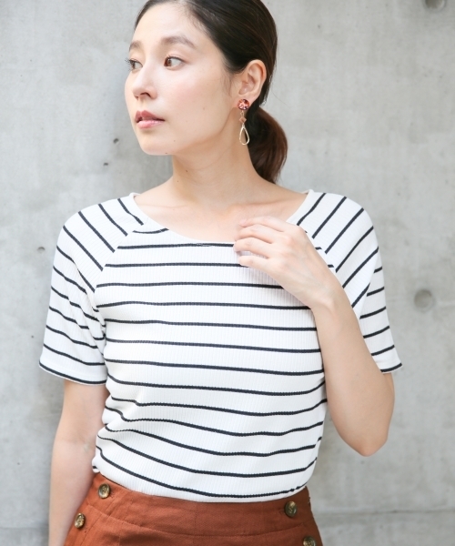 LEPSIM（レプシィム）の「TCボートネックテレコプルオーバーSS　802657（Tシャツ/カットソー・レディース・ブラック/ネイビー/ブラウン/ホワイト×ブラック・MEDIUM/LARGE）」の5枚目の写真