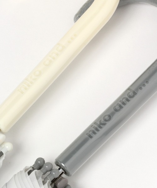niko and...(ニコアンド)の「オリジナルタイダイ柄ビニール傘(長傘・レディース・ベージュ/ブルー・0)」の5枚目の写真