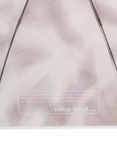 niko and...(ニコアンド)の「オリジナルタイダイ柄ビニール傘(長傘・レディース・ベージュ/ブルー・0)」の10枚目の写真