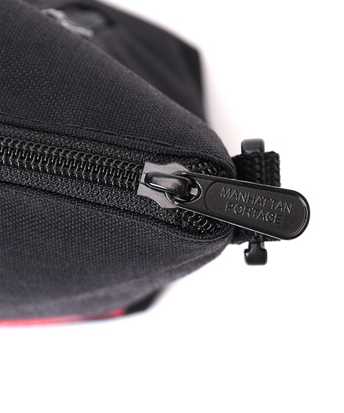 Manhattan Portage(マンハッタンポーテージ)の「Helmsley Bag(ショルダーバッグ・メンズ・ブラック・SMALL)」の8枚目の写真