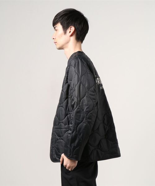 B'2nd（ビーセカンド）の「FILA×PROJECT 7 (フィラ×プロジェクト 7) BTS着用 バックロゴキルティングジャケット（ブルゾン・メンズ・ブラック・MEDIUM/LARGE）」の2枚目の写真