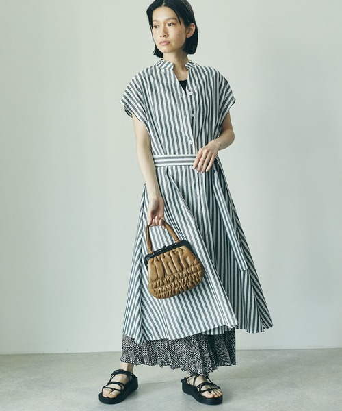 ECRIRE（エクリール）の「ストライプシャツワンピース（シャツワンピース・レディース・ブラック/ベージュ/ブルー・フリー）」の2枚目の写真