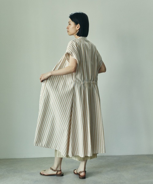 ECRIRE（エクリール）の「ストライプシャツワンピース（シャツワンピース・レディース・ブラック/ベージュ/ブルー・フリー）」の4枚目の写真