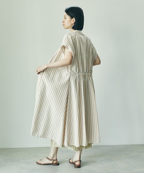 ECRIRE（エクリール）の「ストライプシャツワンピース（シャツワンピース・レディース・ブラック/ベージュ/ブルー・フリー）」の22枚目の写真