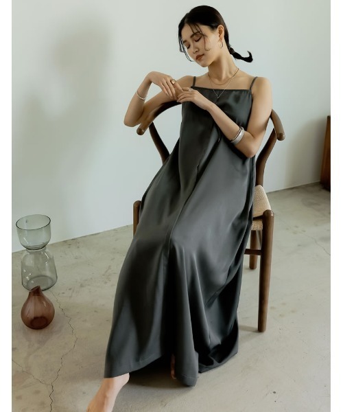 【新品】エメイン　キャミワンピース ワンピース　カップ付きワンピ　サテン 新品】エメイン キャミワンピース ワンピース カップ付きワンピ