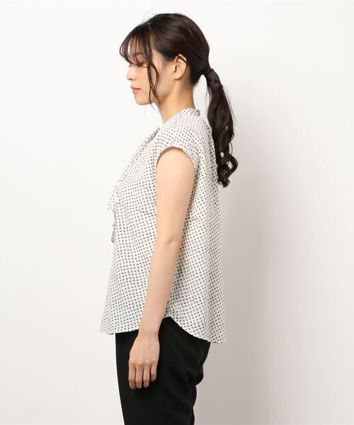 Te chichi（テチチ）の「ランダム幾何柄ボウタイブラウス（シャツ/ブラウス・レディース・オフホワイト/ネイビー・ﾌﾘ-）」の4枚目の写真