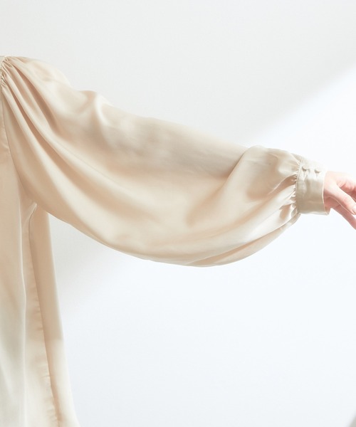 VIS（ビス）の「【前後2WAY】サテンとろみギャザーブラウス（シャツ/ブラウス・レディース・ブラック/ベージュ/オフホワイト/パープル系その他・FREE）」の13枚目の写真