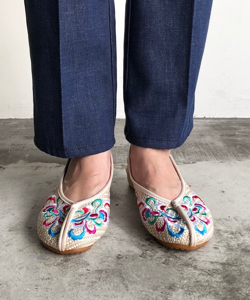 SPRUCE（スプルース）の「EM:刺繍 カンフーシューズ（バレエシューズ・レディース・ベージュ/グレー/レッド・39/38/36/37）」の2枚目の写真