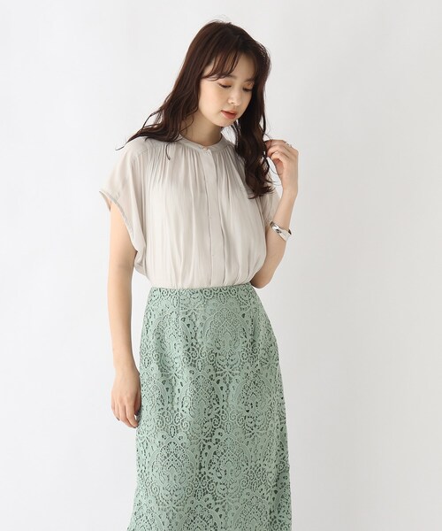 AG by aquagirl(エージーバイアクアガール)の「◆パウダーサテンギャザーブラウス【WEB限定サイズ】(シャツ/ブラウス・レディース・チャコールグレー/アイボリー/ボルドー/ライトベージュ・40/38/36)」の2枚目の写真