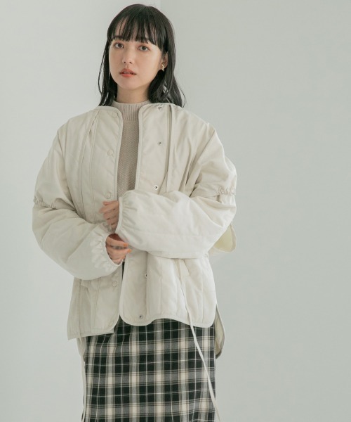 LOWRYS FARM(ローリーズファーム)の「エアサーマルレイヤードフウジャケット 955901(ブルゾン・レディース・アイボリー/ブラック/グリーン・FREE)」の2枚目の写真