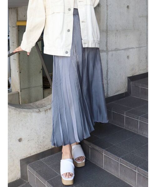 MURUA（ムルーア）の「シャイニープリーツスカート（スカート・レディース・アイボリー/ブラック/ブルー・FREE）」の3枚目の写真