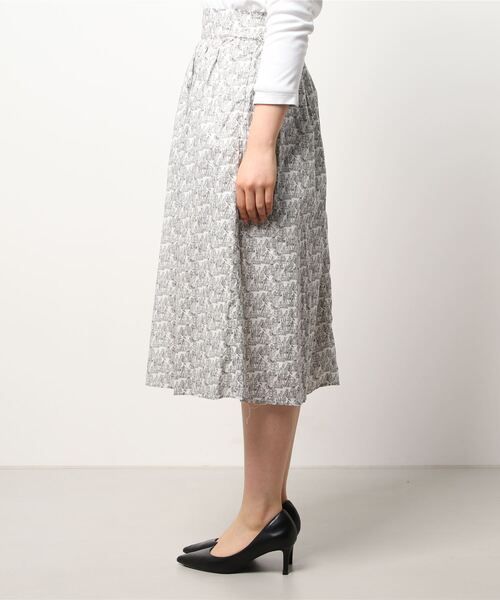 Te chichi(テチチ)の「リバティプリントギャザースカート(スカート・レディース・ネイビー/オフホワイト・SMALL/MEDIUM)」の7枚目の写真