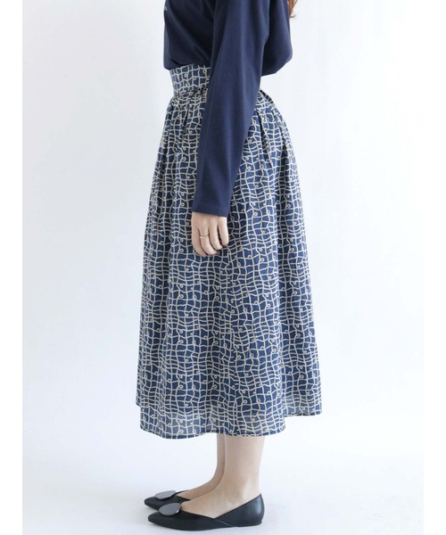 Te chichi(テチチ)の「リバティプリントギャザースカート(スカート・レディース・ネイビー/オフホワイト・SMALL/MEDIUM)」の6枚目の写真