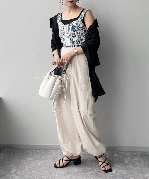 PAGEBOY（ページボーイ）の「リゾートフラワービスチェ（ベスト・レディース・ブラック/オフホワイト・FREE）」の3枚目の写真