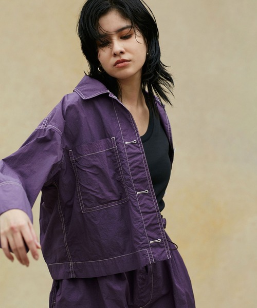 NANO universe（ナノユニバース）の「LB.02/ガーメントダイナイロンショートシャツジャケット（ナイロンジャケット・レディース・パープル/ライトカーキ・Ⅰ/Ⅱ）」の4枚目の写真