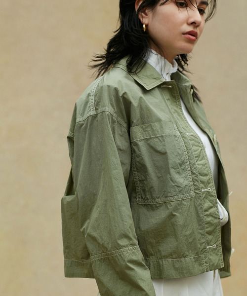 NANO universe（ナノユニバース）の「LB.02/ガーメントダイナイロンショートシャツジャケット（ナイロンジャケット・レディース・パープル/ライトカーキ・Ⅰ/Ⅱ）」の8枚目の写真