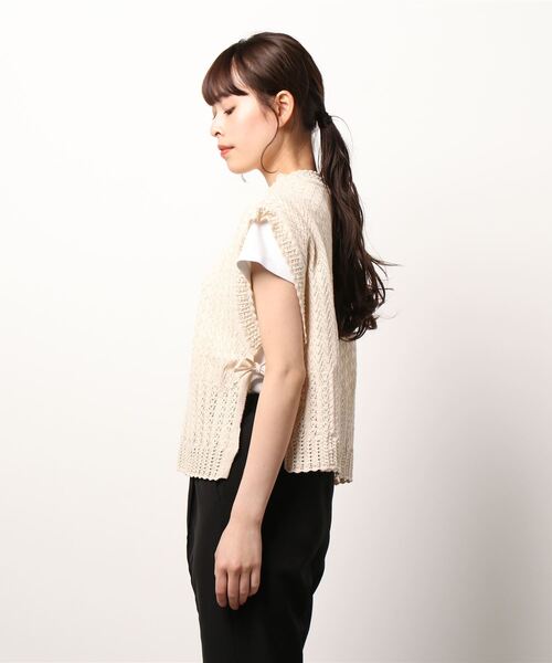 AMBIDEX(アンビデックス)の「透かし編みショートリボンベスト(ベスト・レディース・レッド/ネイビー/キナリ・FREE)」の6枚目の写真