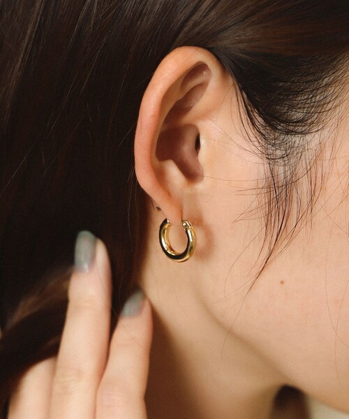 Ray BEAMS（レイビームス）の「ミニ フープ ピアス 15mm（ピアス（両耳用）・レディース・ブラック/シルバー/ゴールド・ONE SIZE）」の3枚目の写真