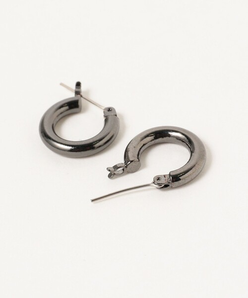 Ray BEAMS（レイビームス）の「ミニ フープ ピアス 15mm（ピアス（両耳用）・レディース・ブラック/シルバー/ゴールド・ONE SIZE）」の6枚目の写真