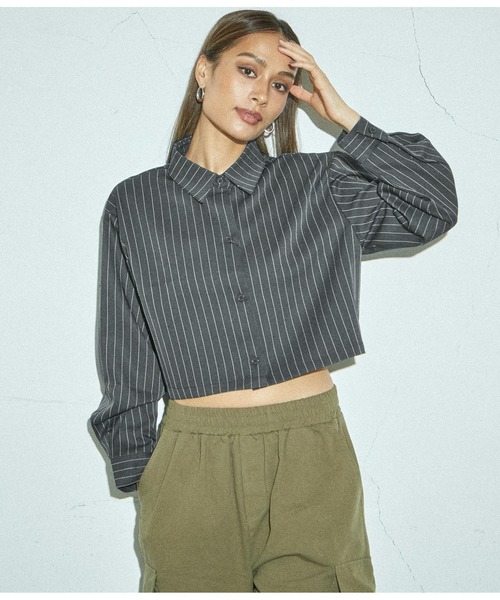 ANAP(アナップ)の「クロップドピンストライプシャツ(シャツ/ブラウス・レディース・ダークグレー/ベージュ・FREE)」の2枚目の写真