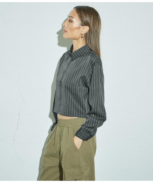 ANAP(アナップ)の「クロップドピンストライプシャツ(シャツ/ブラウス・レディース・ダークグレー/ベージュ・FREE)」の4枚目の写真