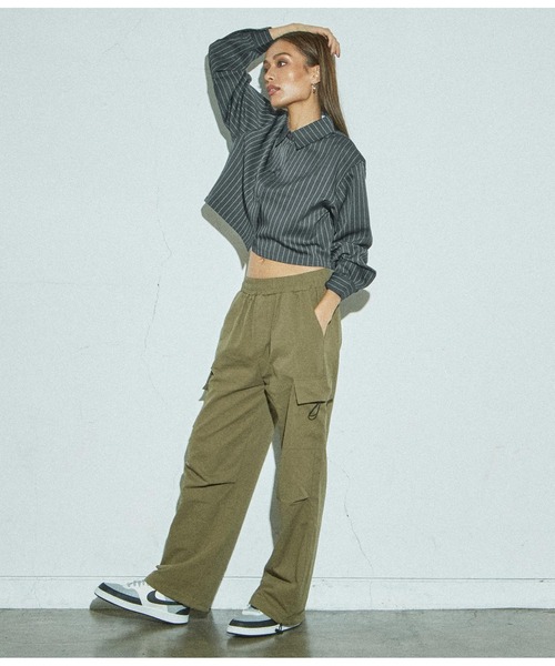 ANAP(アナップ)の「クロップドピンストライプシャツ(シャツ/ブラウス・レディース・ダークグレー/ベージュ・FREE)」の6枚目の写真