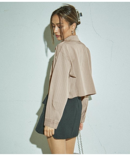 ANAP(アナップ)の「クロップドピンストライプシャツ(シャツ/ブラウス・レディース・ダークグレー/ベージュ・FREE)」の7枚目の写真