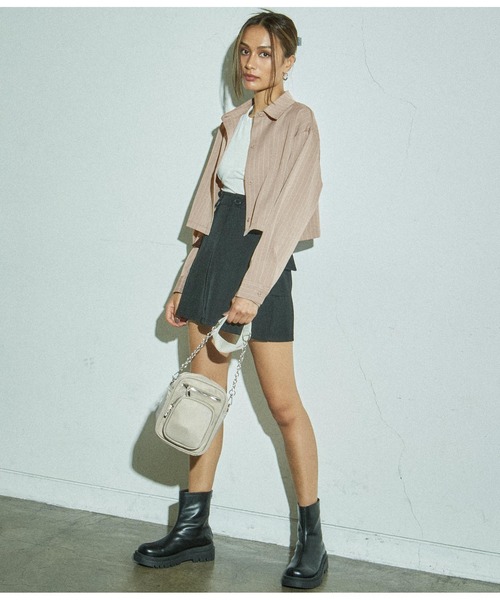 ANAP(アナップ)の「クロップドピンストライプシャツ(シャツ/ブラウス・レディース・ダークグレー/ベージュ・FREE)」の8枚目の写真