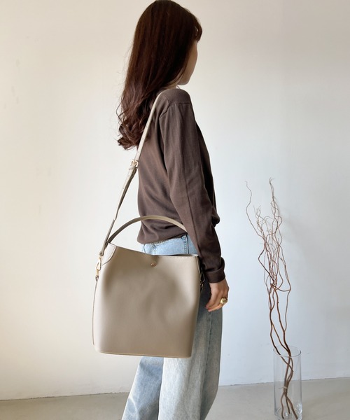 H.Warren（エイチウォーレン）の「ポーチ付2WAYワンハンドルショルダー&ハンドバッグ（ショルダーバッグ・レディース・ライトブラウン/ブラック/アイボリー/キャメル・FREE）」の9枚目の写真