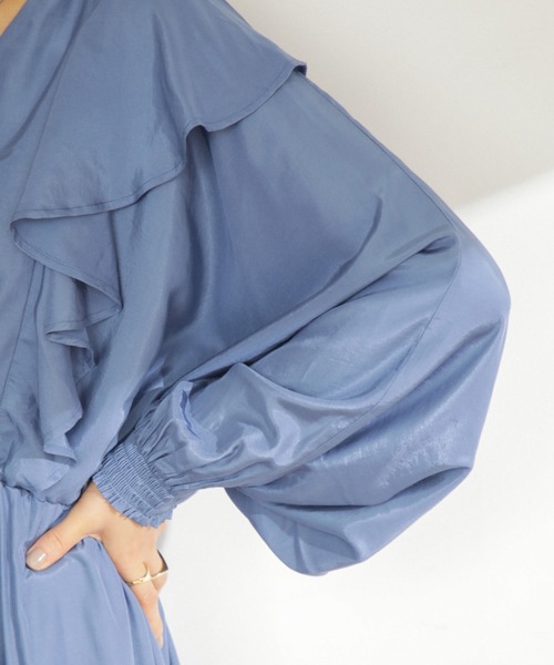 ROSE BUD（ローズバッド）の「Vネックフリルワンピース（ワンピース・レディース・ブルー/グリーン/ブラック・SMALL/MEDIUM）」の5枚目の写真