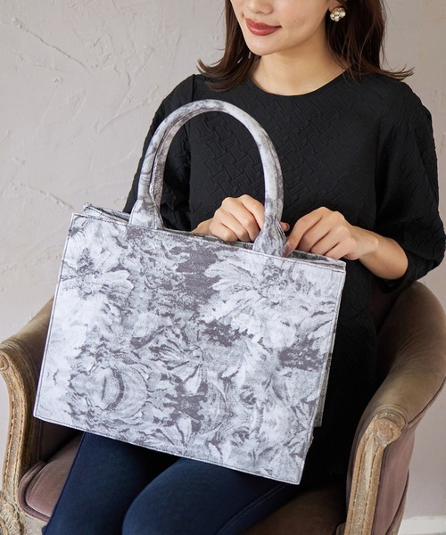 tocco closet(トッコ クローゼット)の「ゴブランプリントキャンバスバック(ハンドバッグ・レディース・ベージュ/ブラック/ピンク系その他・FREE)」の2枚目の写真