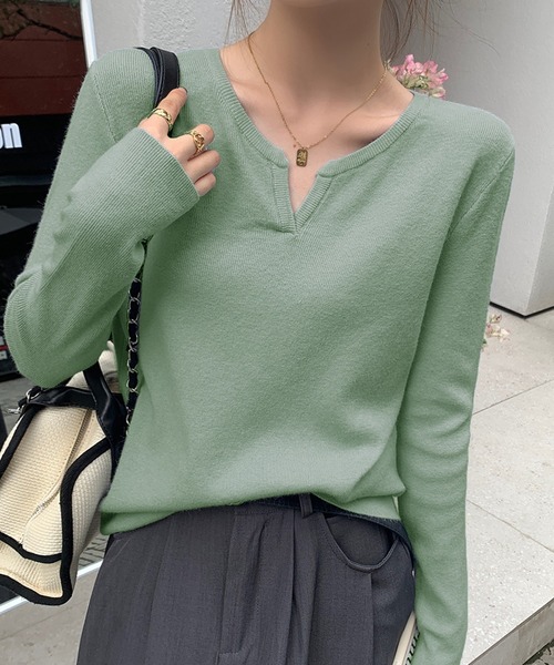 Ulysses（ユリシス）の「キーネックニットトップス（ニット/セーター・レディース・ブルー/ブラック/アイボリー/ホワイト/ピンク/ベージュ/オレンジ/ダークグレー/ライトグレー/キャメル/ピンクベージュ/ブラウン/パープル/グリーン・F）」の8枚目の写真