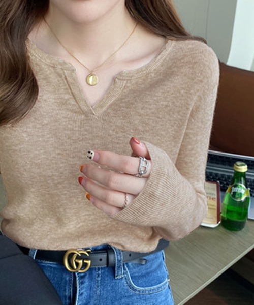 Ulysses（ユリシス）の「キーネックニットトップス（ニット/セーター・レディース・ブルー/ブラック/アイボリー/ホワイト/ピンク/ベージュ/オレンジ/ダークグレー/ライトグレー/キャメル/ピンクベージュ/ブラウン/パープル/グリーン・F）」の16枚目の写真