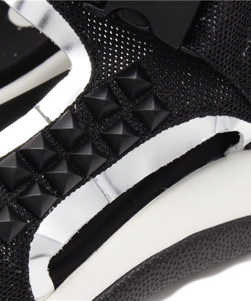 Jeffrey Campbell（ジェフリーキャンベル）の「(JEFFREY CAMPBELL FOR ROSE BUD) サイドスタッズ コンフォート サンダル（サンダル・レディース・ホワイト/シルバー×ブラック・38/36/39/37）」の5枚目の写真