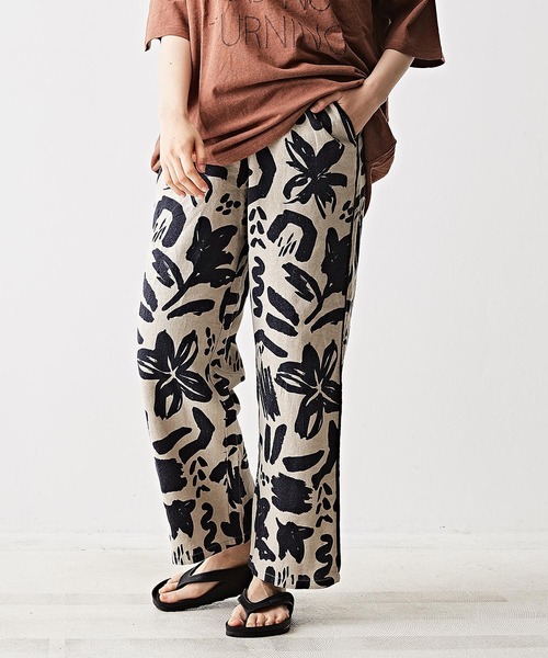 TOBILA（トビラ）の「リネンレーヨンフラワープリントワイドイージーパンツ（その他パンツ・レディース・グリーン/ブラウン/ブラック・M）」の2枚目の写真