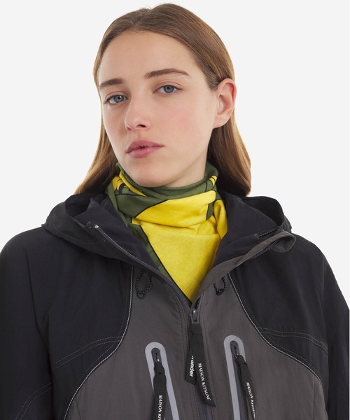 Maison Kitsune(メゾンキツネ)の「MK x AND WANDER BANDANA(バンダナ/スカーフ・メンズ・カーキ/ブルー・U)」の7枚目の写真