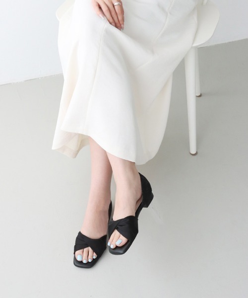 JELLY BEANS(ジェリービーンズ)の「クロスターバンフラットセパレートサンダル<ふわさら>(204-12894)JELLY BEANS(ジェリービーンズ)(サンダル・レディース・ベージュ系/ブラック/プラチナム・24.5/22/22.5/25/21.5/23/23.5/25.5/24)」の2枚目の写真