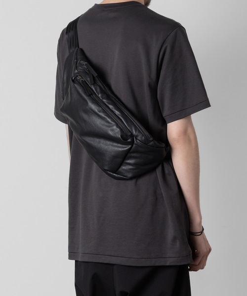 ATTACHMENT（アタッチメント）の「【 直営店・ZOZOTOWN限定 】シンセティックレザー ウエストバッグ / SYNTHETIC LEATHER WAIST BAG（ボディバッグ/ウエストポーチ・メンズ・ブラック・ONE SIZE）」の6枚目の写真