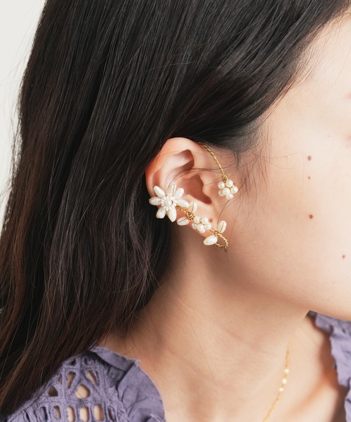 CIAOPANIC TYPY（チャオパニックティピー）の「【Aguni】フラワーモチーフイヤーカフ（イヤーカフ・レディース・ホワイト・ONE SIZE）」の2枚目の写真