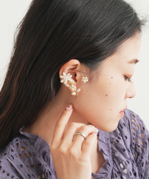 CIAOPANIC TYPY（チャオパニックティピー）の「【Aguni】フラワーモチーフイヤーカフ（イヤーカフ・レディース・ホワイト・ONE SIZE）」の3枚目の写真