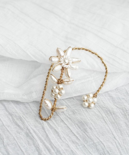 CIAOPANIC TYPY（チャオパニックティピー）の「【Aguni】フラワーモチーフイヤーカフ（イヤーカフ・レディース・ホワイト・ONE SIZE）」の4枚目の写真