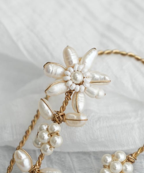 CIAOPANIC TYPY（チャオパニックティピー）の「【Aguni】フラワーモチーフイヤーカフ（イヤーカフ・レディース・ホワイト・ONE SIZE）」の6枚目の写真