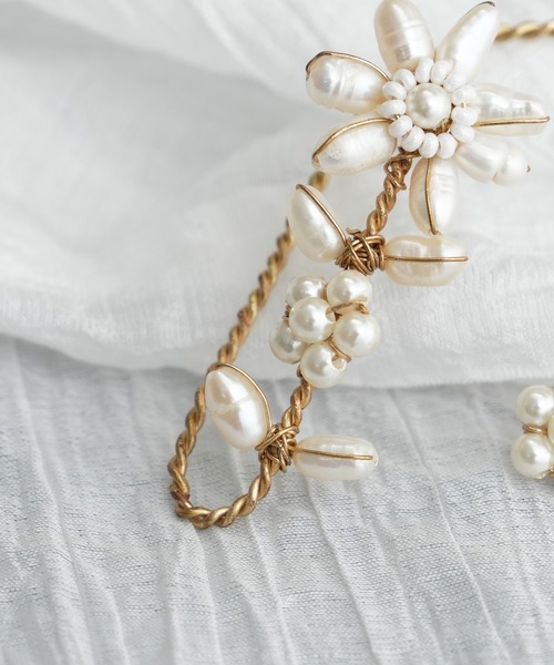 CIAOPANIC TYPY（チャオパニックティピー）の「【Aguni】フラワーモチーフイヤーカフ（イヤーカフ・レディース・ホワイト・ONE SIZE）」の7枚目の写真