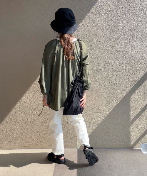 feepur by saya(フェピュールバイサヤ)の「マルチウェイシアーボリュームブラウス(シャツ/ブラウス・レディース・ブルー/オフホワイト/オリーブ/ピンクベージュ/ブラック・MEDIUM)」の7枚目の写真